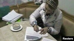 Юлія Тимошенко підписує документи про нове обвинувачення, 18 січня 2013 року – кадр із відеозапису, який поширила Генпрокуратура