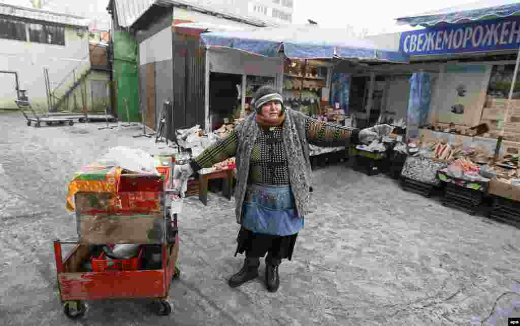 A woman sells hot tea and coffee at a market in Moscow. (epa/Yury Kochetkov)