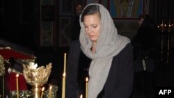 Виктория Нуланд зажигает свечу в соборе Святого Михаила в Киеве 6 февраля 2014 года