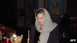 Виктория Нуланд зажигает свечу в соборе Святого Михаила в Киеве 6 февраля 2014 года