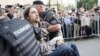 Задержание сторонника Pussy Riot у Хамовнического суда, 17 августа 2012