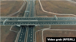 Pamje nga droni e një autostrade në Kosovë