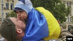 Украинский солдат с ребенком на руках. Архивное фото
