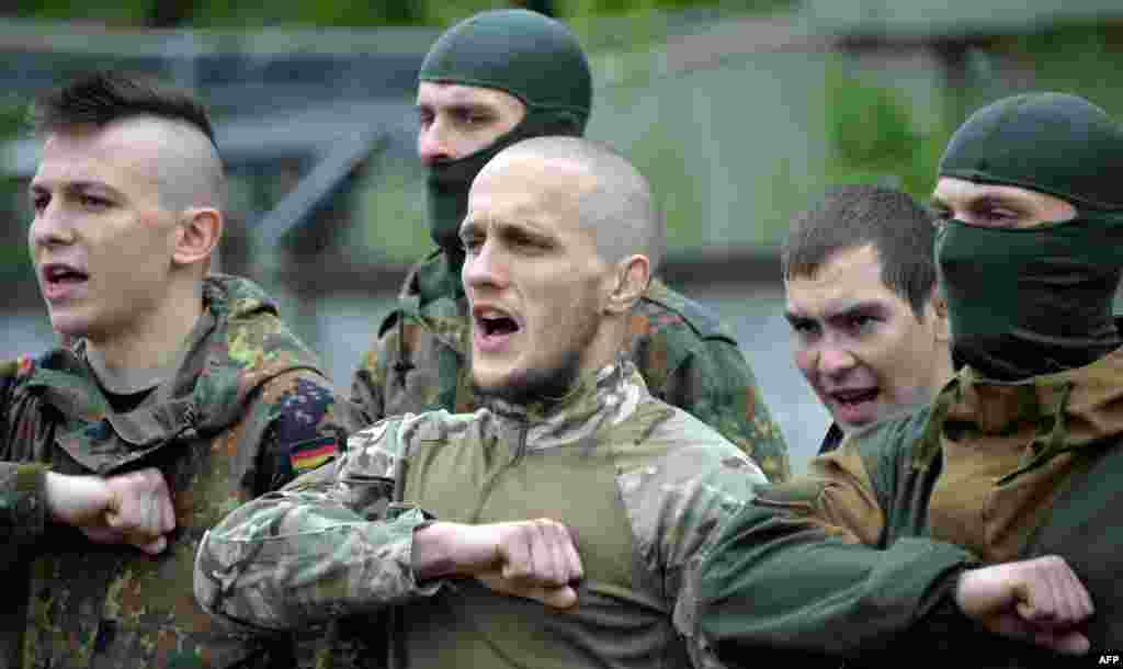 Вояки добровольчого батальйону Азов під час урочистої церемоній відправки на Схід. Київ, 7 травня 2015 року