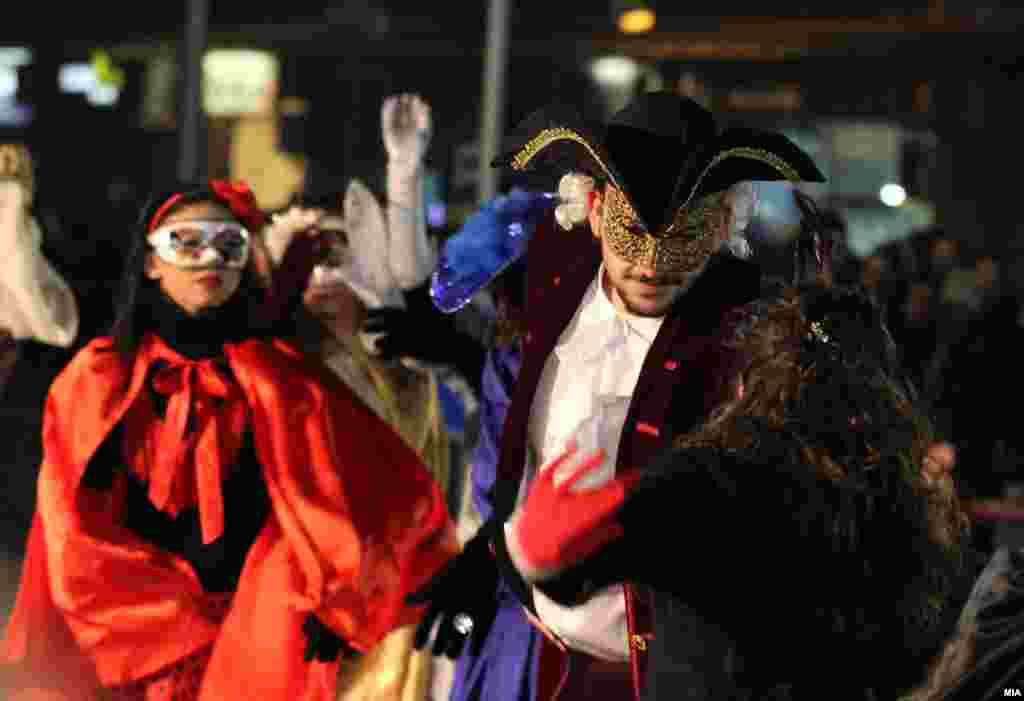 U Strumici je održan 5. dnevni festival pod maskama, tradicionalni "Strumički Karneval". Na otvaranju ovogodišnjeg festivala učestvovalo je više od 550 maskiranih lica. Foto: MIA - Makedonska informativna agencija