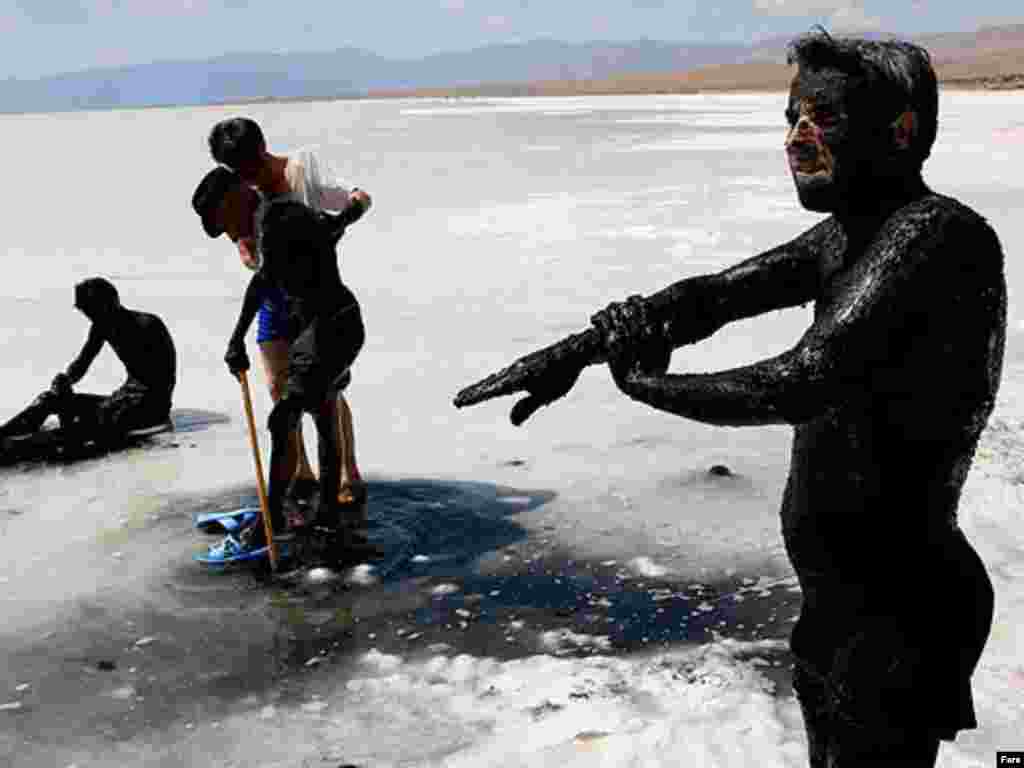 Iran - Kupanje u blatu - Slano jezero Urmia, nalazi se na sjeverozapadu Irana, u blizini Turske.