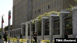 Иран қауіпсіздік күштерінің жасақтары шабуыл жасалған парламент жанында жүр. Тегеран, 7 маусым 2017 жыл.