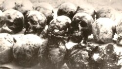 Черепи жертв сталінських репресій із масового поховання в урочищі Дем’янів Лаз біля Івано-Франківська. Фотографія 1989 року. Під час розкопок знайшли людські рештки і згодом ідентифікували 524 осіб, страчених у червні 1941 року. Виявлення і розкриття масових поховань жертв сталінських репресій було складовою національно-визвольних процесів напередодні розпаду СРСР