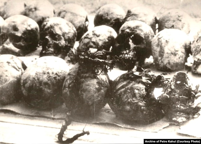 Черепи жертв сталінських репресій із масового поховання в урочищі Дем’янів Лаз біля Івано-Франківська. Фотографія 1989 року. Під час розкопок знайшли людські рештки і згодом ідентифікувати 524 осіб, страчених у червні 1941 року