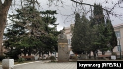 Памятник Н.И. Пирогову на территории 1-й горбольницы