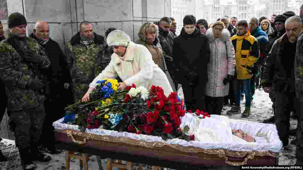 Людей було настільки багато, що черга розтяглася далеко за стелу, де відбувалася церемонія прощання