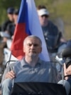 Під час мотоциклетного заїзду «Нічних вовків». Сергій Аксьорнов, Михайло Развожаєв та Володимир Путін. 2019 рік. Аксьонова та Развожаєва звинувачують у тому, що вони в Криму до інших бізнесів діяють як «вовки», намагаючись відібрати його в конкурентів