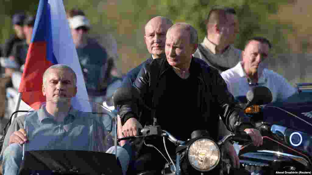 Президент Росії Володимир Путін відвідав байк-шоу &laquo;Нічних вовків&raquo; в анексованому Севастополі. Путін проїхав на мотоциклі &laquo;Урал&raquo; із Сергієм Аксеновим і Михайлом Развозжаєвим