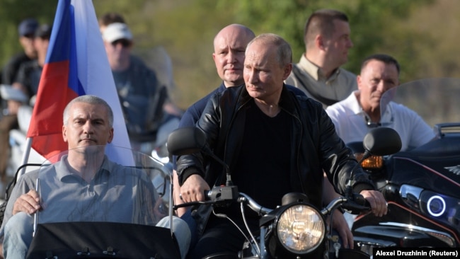 Сергей Аксенов, Михаил Развожаев и Владимир Путин на байк-шоу в Севастополе, август 2019 года