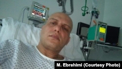 Maziar Ebrahimi rekao je za BBC da je pristao da "prizna" zločine koje su mu diktirali istražioci Ministarstva obavještajnih službi nakon što su ga mučili 40 dana.