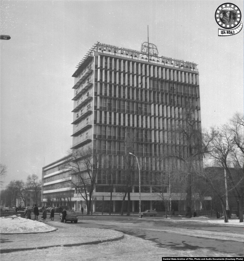 Кеңестер үйі. 1965 жылы түсірілген сурет (сол жақта). Қаладағы ең алғашқы 11 қабатты ғимарат құрылысы 1967 жылы салынып бітті. Сондықтан суреттегі дата қате болуы мүмкін. Ғимарат "Жобалау ұйымдарының үйі" ретінде салынған, бірақ кейін Алматы облыстық партия комитеті қоныстанды. Ғимараттың күннен қорғайтын жүйесі болды. Біраз уақыттан соң ол жүйе жұмыс істемей қалды. Қазіргі ғимарат сыртындағы панельдер – сол жүйеден қалған.