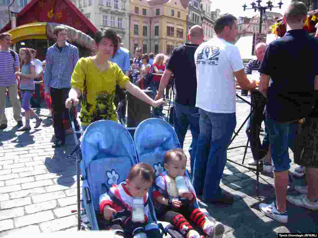 Близнецы во время празднования Пасхи - Время празднования пасхи в Праге. Апрель 2011 г. Фото Т.Чоротегина. № 4. Радио “Азаттык”.