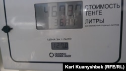 Trans-Asia бекеттерінде АИ-92 маркалы бензиннің литрі 127 теңгеден сатылып жатыр. Алматы, 28 тамыз 2014 жыл.