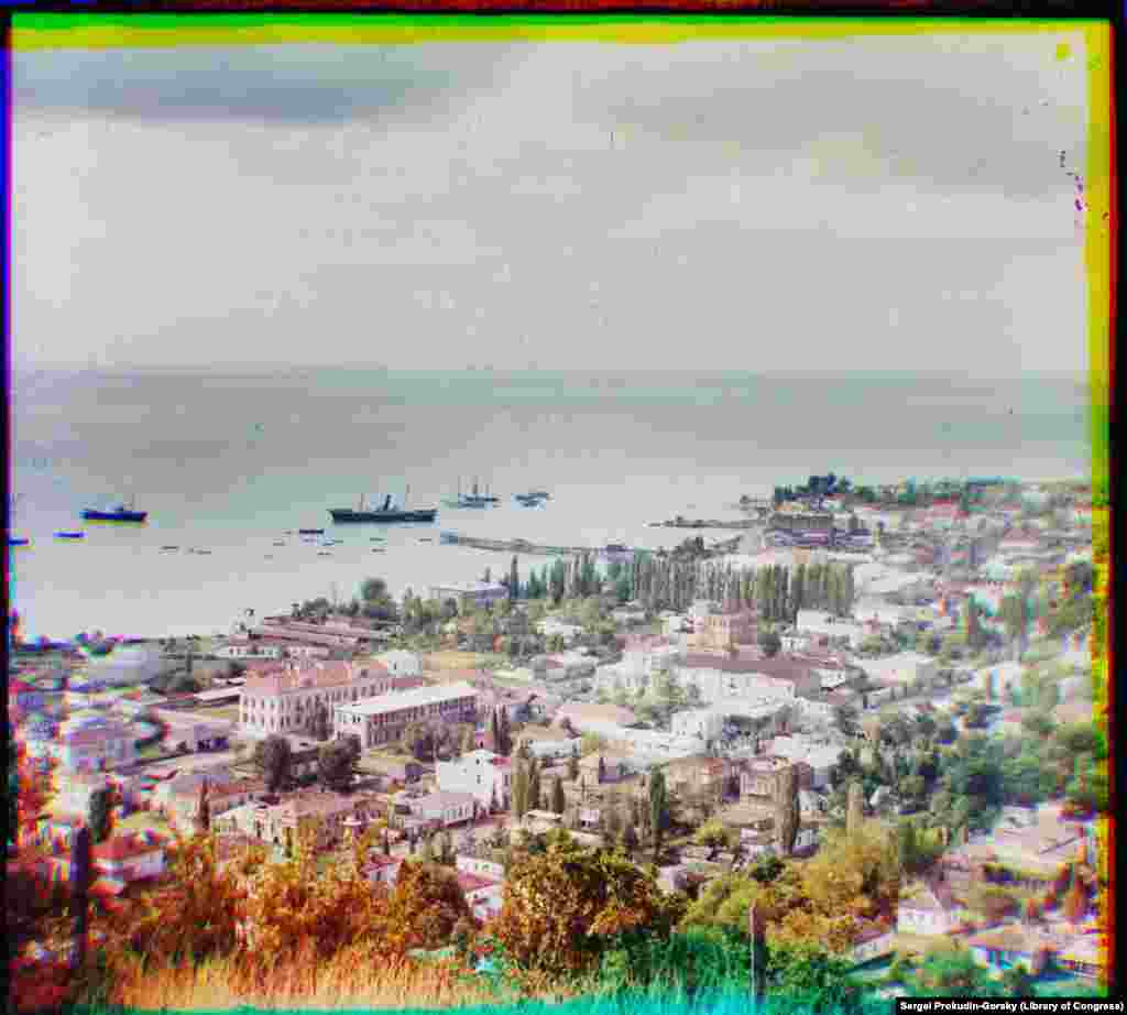 Вид на Сухуми и его порт с высоты птичьего полета