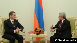 Президент Армении Серж Саргсян (справа) принимает председателя Госдумы РФ Сергея Нарышкина, Ереван, 30 марта 2015 г.