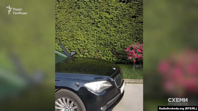 Біля воріт Тимошенко запаркована та ж BMW, яка виїжджала з офісу Коломойського