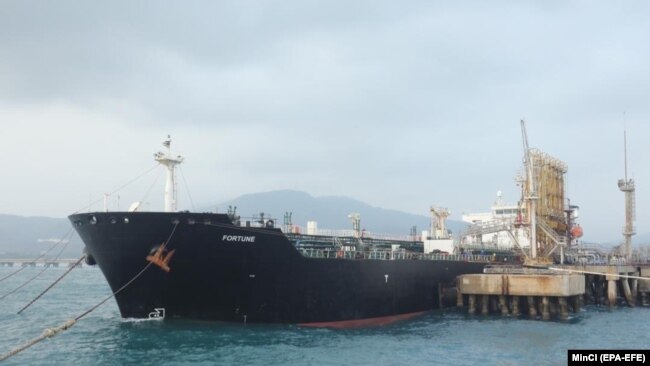 کشتی ایرانی حامل بنزین در یکی از بنادر ونزوئلا، عکس آرشیوی