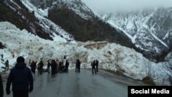 Ранее на трассе тоже ограничивали движение из-за схода на нее лавин.