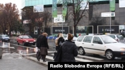 Пешаци преминуваат улица во Скопје.