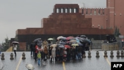 Tourists wait in line in front of Soviet state founder Vladimir Lenin's mausoleum on Red Square in Moscow. (file photo)