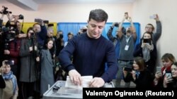 Predsednički kandidat Volodomir Zelenski glasa u Kijevu