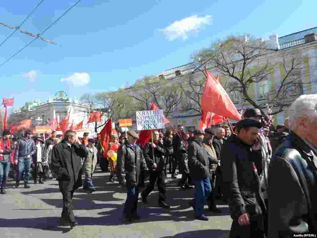 На митингах не раз встречались транспаранты с критикой действующего режима. Омск,&nbsp;1 мая 2013 года.