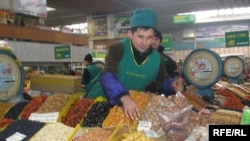 Алматының көкбазарында сауда жасап тұрған тәжік мигранты. 2008 ж.