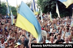 A rally near the building of the Central Committee of the Communist Party of Ukraine a day after the declaration of Ukrainian independence, in Kyiv on August 25, 1991.