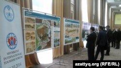 В кулуарах туристического форума в Шымкенте. 24 октября 2014 года.