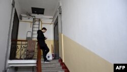 28.02.2017 - Новинар чека пред вратата на станот на руската новинарка Зоја Светова во Москва, додека полицијата врши претрес на нејзиниот стан. 