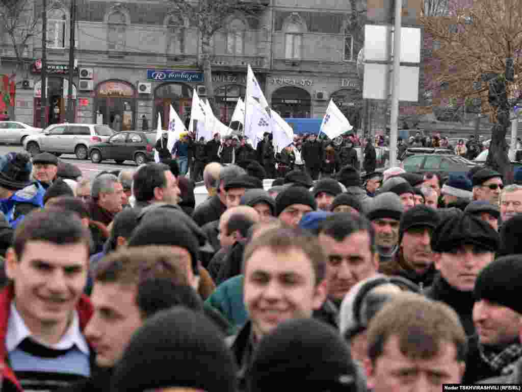 საპროტესტო აქციის მონაწილეები - რამდენიმე დღეა, რაც თბილისში სამარშრუტო მიკროავტობუსების მძღოლების საპროტესტო აქციები იმართება.