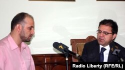 سید فتح محمد بها خبرنگار رادیو آزادی در کابل در جریان مصاحبه با داکتر حضرت عمر زاخیلوال.