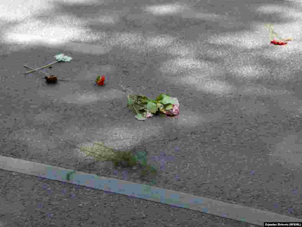 Cvijeće na ulicama Sarajeva tokom prolaska konvoja kamiona sa posmrtnim ostacima Srebreničana, juli 2011