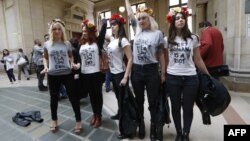 Активистки Femen в суде Парижа, 9 июля 2014 года. 