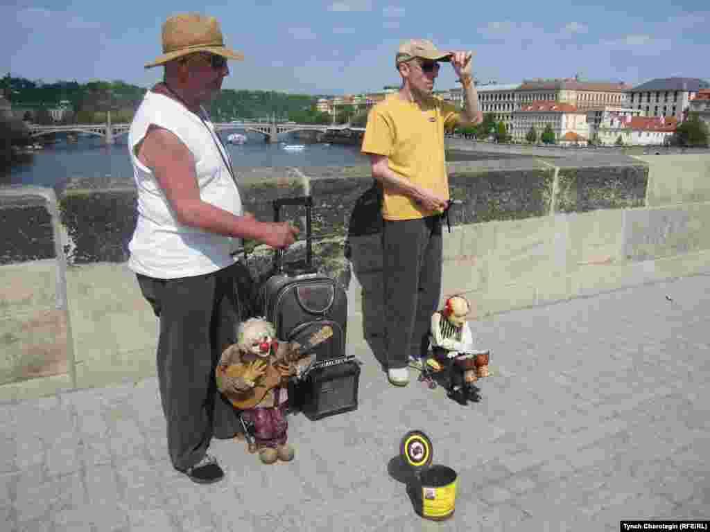 И куклы весело пляшут... - Время празднования пасхи в Праге. Апрель 2011 г. Фото Т.Чоротегина. № 7. Радио “Азаттык”.