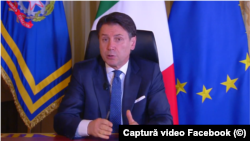 Premierul italian Giuseppe Conte în timp ce anunță că închide toată Italia