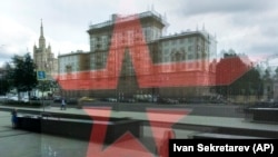 Будівля посольства США відбивається в логотипі російської армії у вікні магазину в Москві, архівне фото, 2017 рік