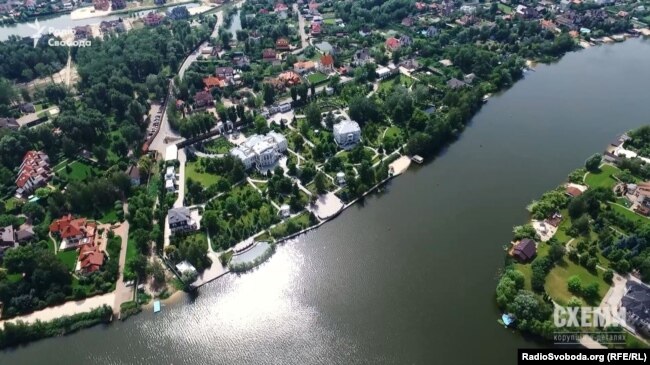 Із 2015 року цю ділянку під Києвом орендує президент України Петро Порошенко