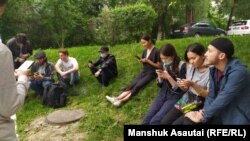 Алматы қалалық тергеу сотының алдында белсенді Әсия Төлесованың сотын күтіп отырған Oyan,Qazaqstan белсенділері. Алматы, 10 маусым 2020 жыл.