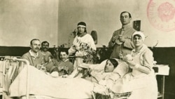 Salon dintr-un spital de campanie organizat în Moldova, 1917 Sursa: Expoziția Marele Război, 1914-1918, Muzeul Național de Istorie a României