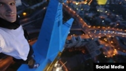 Український руфер Мустанг на тлі розфарбованої зірки в Москві, 23 серпня 2014 року