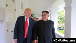 Президент США Дональд Трамп и северокорейский лидер Ким Чен Ын на саммите в Сингапуре, 12 июня 2018 года.
