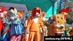 Уличное шоу в день открытия Всемирного карнавала кукол. Алматы, 25 сентября 2011 года. 
