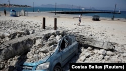 Уништен автомобил на грачкиот остров Кос.
