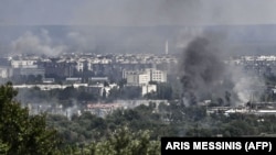 Ukrajina je pozivala na veće isporuke zapadnog naoružanja kako bi pokušala da potisne ruske snage, ali ono što je do sada ponuđeno je manje nego što je Kijev tražio.(foto: Dim iznad Sjeverodonjecka u istočnoj regiji Donbas, 17. juni 2022.)